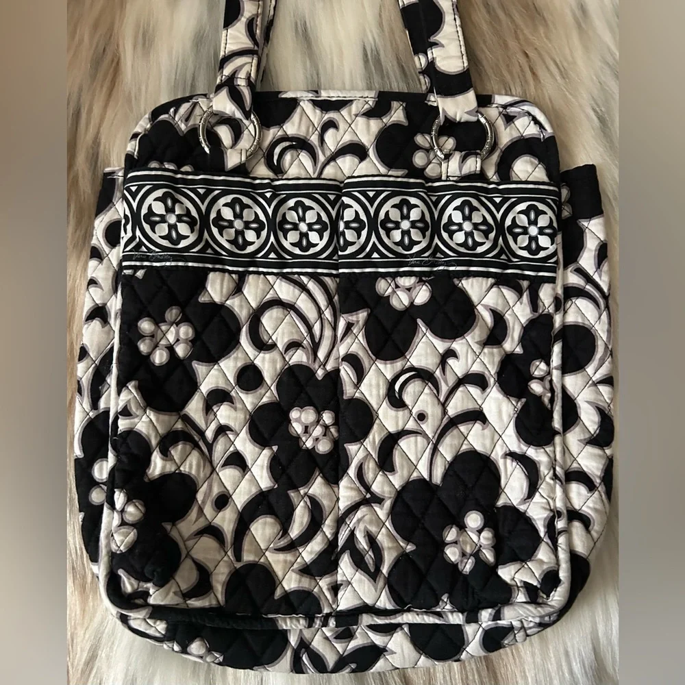 🎁 GIFTED TO MOM 🎁 Black and White Quilted Tote Bag 🖤 - Picture 3 of 9